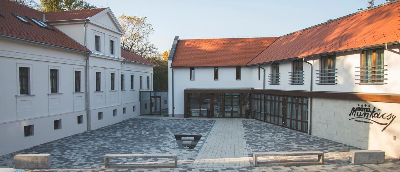 Munkacsy Hotel Bichișciaba Exterior foto