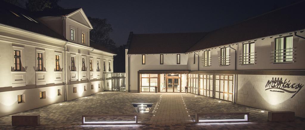 Munkacsy Hotel Bichișciaba Exterior foto